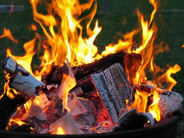 campfire-at-rock-lake-3-1506620-640x480