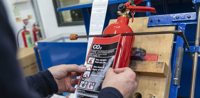 C02 fire extinguisher labelling
